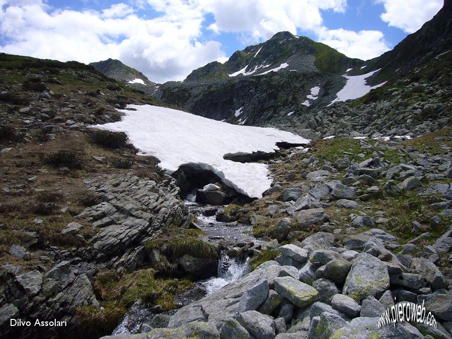 25 Ultima neve prima del lago superiore.JPG